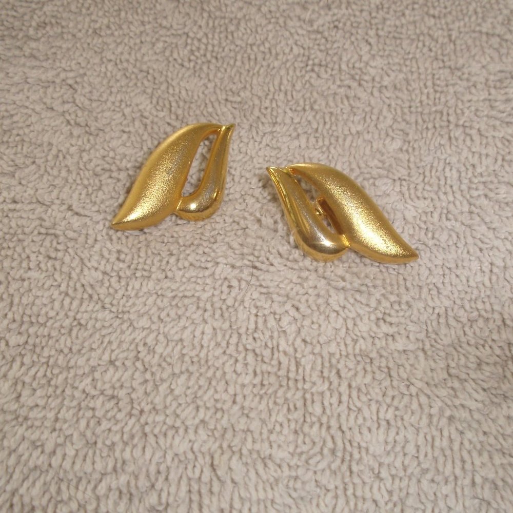 David clip earrings gold tone brushed shiny wave